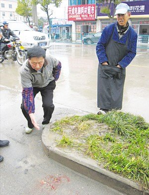 目击者向记者讲述事件过程。