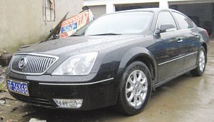 事发时,老板驾驶的轿车。