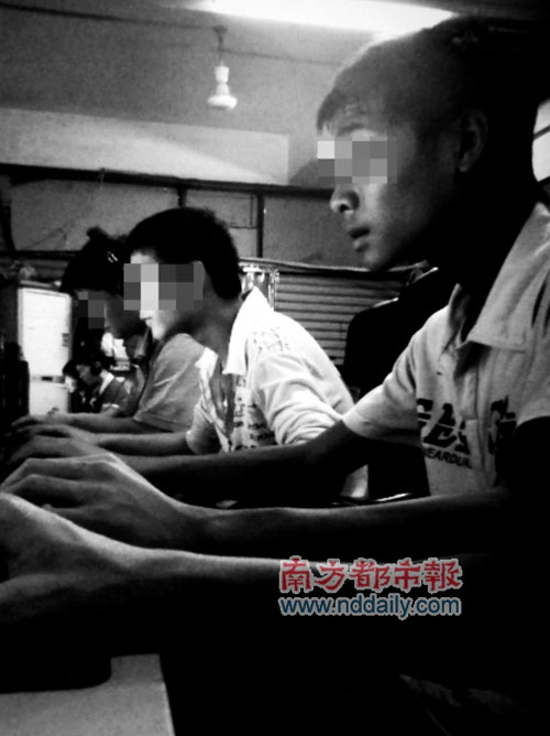 昨日下午，岗厦黑网吧内两名未成年人正在上网。